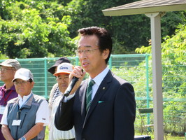 藤岡市老人クラブ連合会軽スポーツ大会グラウンドゴルフの部であいさつする市長