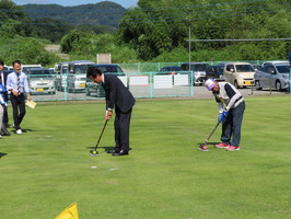 藤岡市老人クラブ連合会軽スポーツ大会グラウンドゴルフの部で始球式をする市長