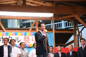 日野ホタル祭であいさつする市長