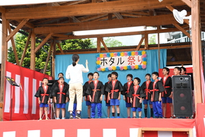 日野ホタル祭で合唱する子どもたち