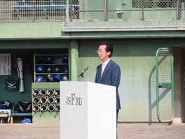 藤岡市長杯古希軟式野球大会であいさつする市長