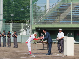 藤岡市長杯古希軟式野球大会で優勝カップを受け取る市長
