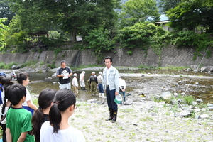 鮎の試釣りであいさつする市長