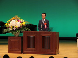 石川県羽咋市市政施行60周年記念式典であいさつする市長