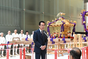 上州藤岡諏訪神社大神輿展示説明会開会式典であいさつする市長