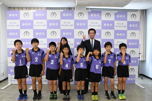 藤岡未来（小学生バレーボールチーム）表敬訪問での市長と選手