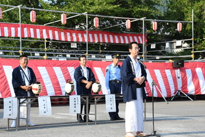 鬼石夏祭りであいさつする市長