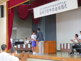 藤岡多野代表選手結団式で選手と握手する市長