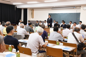 区長・区長代理と市長のまちづくり懇談会であいさつする市長