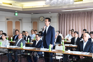 高崎安中・多野藤岡地域市町村懇談会であいさつする市長