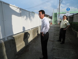 エアコン設置状況及びブロック塀改修工事視察をする市長