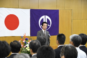 大島孝夫副市長退任式であいさつする市長