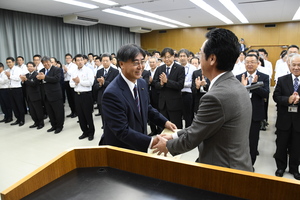 大島孝夫副市長退任式で大島副市長と握手する市長