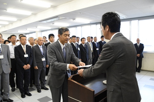 高橋厚副市長辞令交付式・就任式で高橋副市長へ辞令を手渡す市長