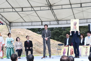 群馬古墳フェスタ2018であいさつする市長