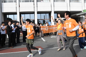 RAN伴＋（プラス）ぐんま出発式で関係者ともに走る市長