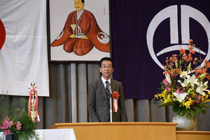 関孝和先生顕彰第69回全日本珠算競技大会であいさつする市長