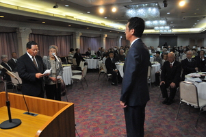 藤岡市金婚記念式典で代表者謝辞を受ける市長