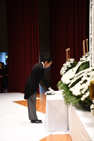藤岡市戦没者追悼式で献花する市長