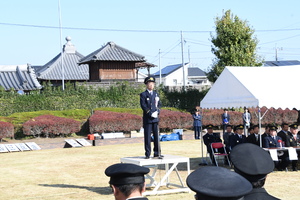 藤岡市消防隊秋季消防点検であいさつする市長