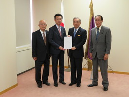 群馬県知事・群馬県議会議長要望活動で知事へ要望書を渡す市長