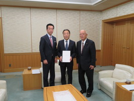 群馬県知事・群馬県議会議長要望活動で県議会議長へ要望書を手渡しする市長と反町市議会議長