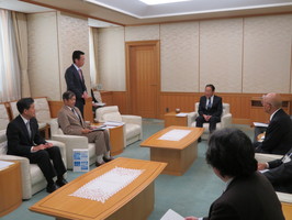 群馬県知事・群馬県議会議長要望活動で県議会議長へあいさつする市長