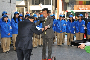 中央区日本橋花植栽交流事業で感謝状を受け取る市長
