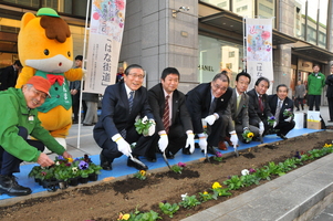 中央区日本橋花植栽交流事業で記念の植栽を行う市長と関係者