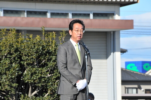 藤岡市交通指導員初点検であいさつする市長