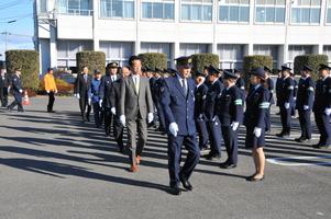 藤岡市交通指導員初点検で交通指導員の服装を確認する市長