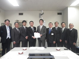 埼玉県道路期成同盟会要望活動で要望書を手渡す市長と関係者