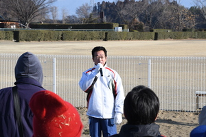 河川クリーン作戦であいさつする市長