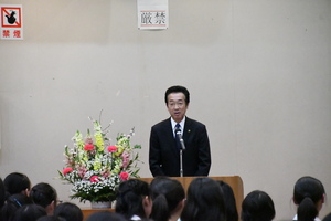 藤岡市教育長表彰式であいさつする市長