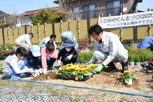 花と緑のぐんまづくり2020in藤岡　鬼石地区プレイベント会場整備で参加者と花植えする市長
