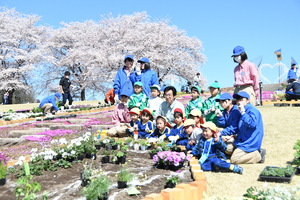 花と緑のぐんまづくり2020in藤岡で花壇の前で記念撮影する園児と市長