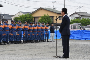 藤岡市水防工法訓練であいさつする市長