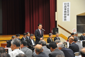 藤岡市区長・区長代理行政事務研修会であいさつする市長