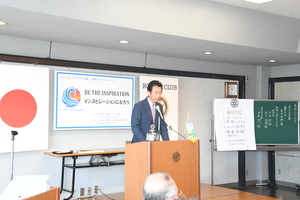 藤岡ロータリークラブ例会　市長卓話で説明する市長