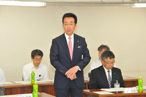 旧公立藤岡総合病院利活用検討委員会委嘱状交付式であいさつする市長