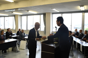 藤岡市退任区長感謝状交付式で感謝状を贈呈する市長