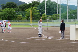 藤岡市長杯古希軟式野球大会で選手宣誓行う選手