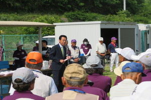 藤岡市長杯グラウンドゴルフ大会であいさつする市長