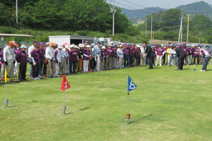 藤岡市長杯グラウンドゴルフ大会で始球式を行う市長