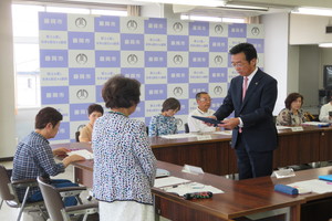 藤岡市男女共同参画推進協議会で委嘱状を交付する市長
