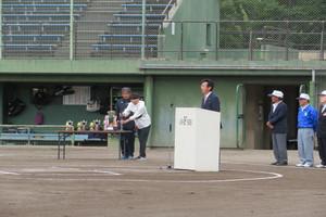 藤岡市長杯古希軟式野球大会であいさつする市長