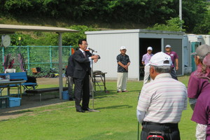 藤岡市老人クラブ連合会軽スポーツ大会であいさつする市長