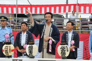 鬼石夏祭りであいさつする市長