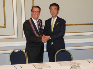 リジャイナ市とのフレンドシップ協定締結で握手を交わすリジャイナ市長と新井市長