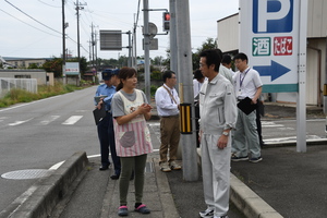 未就学児の集団移動経路緊急安全点検を行う市長